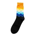 Wadenhohe Socken mit lebhaftem orange-blauem geometrischem Rautenmuster-Verlauf - Einheitsgröße / Oranger Bund Schwarz Argyle
