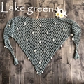 Detalle de chal de ganchillo verde lago con conchas naturales y flecos bohemios - Talla única / Verde Lago
