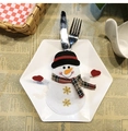 Dettaglio del portaposate a forma di pupazzo di neve su piatto bianco e decoro festivo - Stile B Pupazzo di Neve