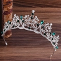 Détail de la couronne de mariée argentée avec cristaux verts sur fond de bois - Vert Émeraude Argenté