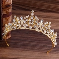 Elegante goldene Brautkrone mit Kristall-Strasssteinen auf antikem Holzschreibtisch - Gold Weißer Zirkon