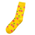 Helle gelbe Socken mit rosa Kirschmuster und gerippten Bündchen für trendigen Look - Einheitsgröße / Kirsche