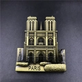 Vista macro del imán de nevera de metal bronce 3D con relieve de París Notre Dame - Notre Dame de París
