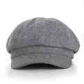 Primo piano di un berretto da strillone in lana grigio scuro con trama fine e cuciture - M (56-58cm) / grigio scuro