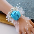 Eleganter blauer Satin-Rosen-Armschmuck mit Perlen und Spitzenband für Brautjungfern - Himmelblau