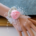 Corsage de poignet élégant en satin rose avec perles blanches et rubans de style français - Rose Clair