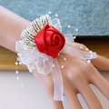 Corsage de poignet rose rouge en soie avec dentelle, ruban et bracelet de perles - Rouge