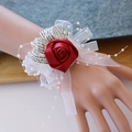 Corsage de poignet rose en satin rouge avec ruban organza blanc et perles pour demoiselles - Bordeaux
