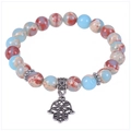 Vista macro del bracciale in pietra pelle di serpente con ciondolo della Mano di Fatima - Stile Mano di Fatima (Stile C)