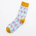Hellblaue Socken mit gelben Akzenten und rosa Flamingo-Mustern im Pixel-Stil - Einheitsgröße / Gelbes Kontrastbündchen