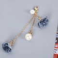 Dettaglio del laccetto dorato con pendenti a fiore in chiffon blu e perle finte - A064 Ciondolo Fiore Blu