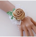 Detail von champagnerfarbener Satin-Rosen-Handgelenksblume mit Spitze und Perlen - Champagner