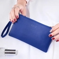 Dunkelblaue Brieftasche aus strukturiertem Leder mit Handgelenkschlaufe und Logo - Königsblau