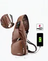 Braune Vintage-Umhängetasche aus Kunstleder mit USB-Ladeanschluss und Kopfhörerloch - Basisversion / Hellbraun