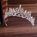 Detail der silbernen Barock-Brautkrone mit Strasssteinen auf dunklem Holztisch - Silber mit weißen Strasssteinen