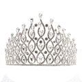 Dettaglio ravvicinato di una corona da sposa argento con strass di lusso e cristalli - Base Argento Pietra Bianca