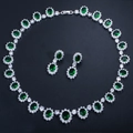 Vista macro di set gioielli da sposa con pietre verde smeraldo e zirconi AAA cubici - Verde