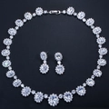 Dettaglio di un set di gioielli da sposa con collana a fiori in zirconi AAA e orecchini - Bianco