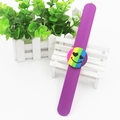 Paarse siliconen slap armband met een kleurrijke regenboog smiley en hartjesogen - Paars Smiley