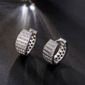 Elegante silberne Creolen mit funkelnden Zirkonia-Reihen auf einem dunklen Hintergrund - Silber