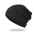 Detalle de gorro negro de estilo slouchy con textura de punto horizontal y capas suaves - Talla única / Negro