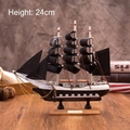 Modellino di nave pirata in legno vintage con vele nere e scafo bianco da 24 cm - Nave Pirata 24cm