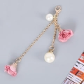 Dettaglio di rose in tessuto rosa e catena di perle per telefono con strass brillanti - A061 Ciondolo Fiore Rosa