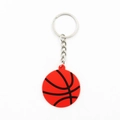 Makro-Detail von rotem Basketball-Schlüsselanhänger aus PVC mit geprägter Textur und Ring - Basketball