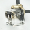 Pendentif rectangle en cristal gris transparent avec sertissage doré et cordon noir - Gris