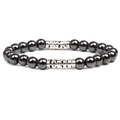 Bracciale di ematite magnetica 8mm con tubi in metallo argentato su sfondo bianco - Stile a due tubi curvi