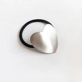 Eleganter silberner Metall Herz Haargummi mit matt gebürstetem Finish auf schwarzem Band - Metall / Herz Silber