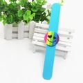 Blauwe siliconen klaparmband met een kleurrijke regenboog smiley en hartjesogen - Blauwe Smile Face