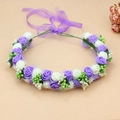 Detailansicht von lila-weißem Rosen-Brauthaarschmuck mit zartem violettem Seidenband - Cremeweiß/Lila