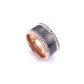 Anillo de acero inoxidable en oro rosa y negro con doble hilera de cristales, vista 45° - US 7 / Oro Rosa (KR47313-K)
