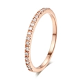 Detaillierte Nahaufnahme des rotgoldenen Rings mit Zirkonia-Mikropflaster-Besatz - US 5.5 / Roségold Überzogen Weißer Zirkonia