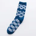 Dunkelblaue Socken mit weißem Seigaiha-Wellenmuster und bequemen Rippstrickbündchen - Einheitsgröße / Bogen