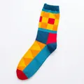 Mittelhohe Baumwollsocken mit bunten geometrischen Rautenmustern in Blau, Rot und Gelb - Einheitsgröße / Würfel