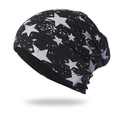 Dettaglio del berretto nero slouchy con stampa a stelle argentate e tessuto a maglia morbido - Regolabile / Nero