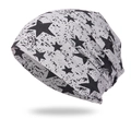 Détail d'un bonnet en maille gris clair avec motif étoile noire et éclaboussures de peinture - Réglable / Gris clair
