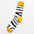 Mittelhohe Baumwollsocken mit schwarz-weißem Zebramuster und gelben Akzenten an Ferse - Einheitsgröße / Zebrastreifen
