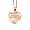 Makroaufnahme von roségoldenem Herzanhänger mit weißem Opal und Mom-Schriftzug - Herz MOM Hohl Stil / Roségold + Weißer Opal