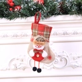 Detalle de calcetín de Navidad de cuadros rojos con muñeco de nieve de felpa en chimenea - Calcetín de Navidad pequeño muñeco de nieve de piernas colgantes a cuadros