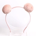 Diadema de peluche rosa para niños con pompones dobles suaves en un soporte blanco - Diadema De Bola De Pelo De Conejo Rosa / Rosa
