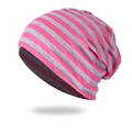 Détail du bonnet rayé rose et gris montrant la texture en maille et le tissu élastique - Rayé Rouge / Gris