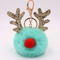 Dettaglio portachiavi a renna in peluche verde con corna di paillettes oro e gancio rosa - Verde Menta