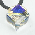 Pendentif cube en cristal iridescent avec reflets colorés pour la création de bijoux - Lustre Bleu