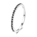 Elegante anillo de plata con una fila continua de piedras de circonita negra - US 6.5 / Platino Negro