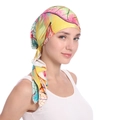 Detail van de kleurrijke bladprint en elastische stof van deze tulbandmuts voor dames - Geel