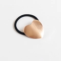 Minimalistisches Haargummi mit einem herzförmigen Metallschmuck in gebürstetem Roségold - Metall / Herz Roségold