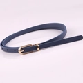 Sottile cintura in pelle PU blu per abiti con fibbia ad ardiglione dorata su bianco - Blu Notte